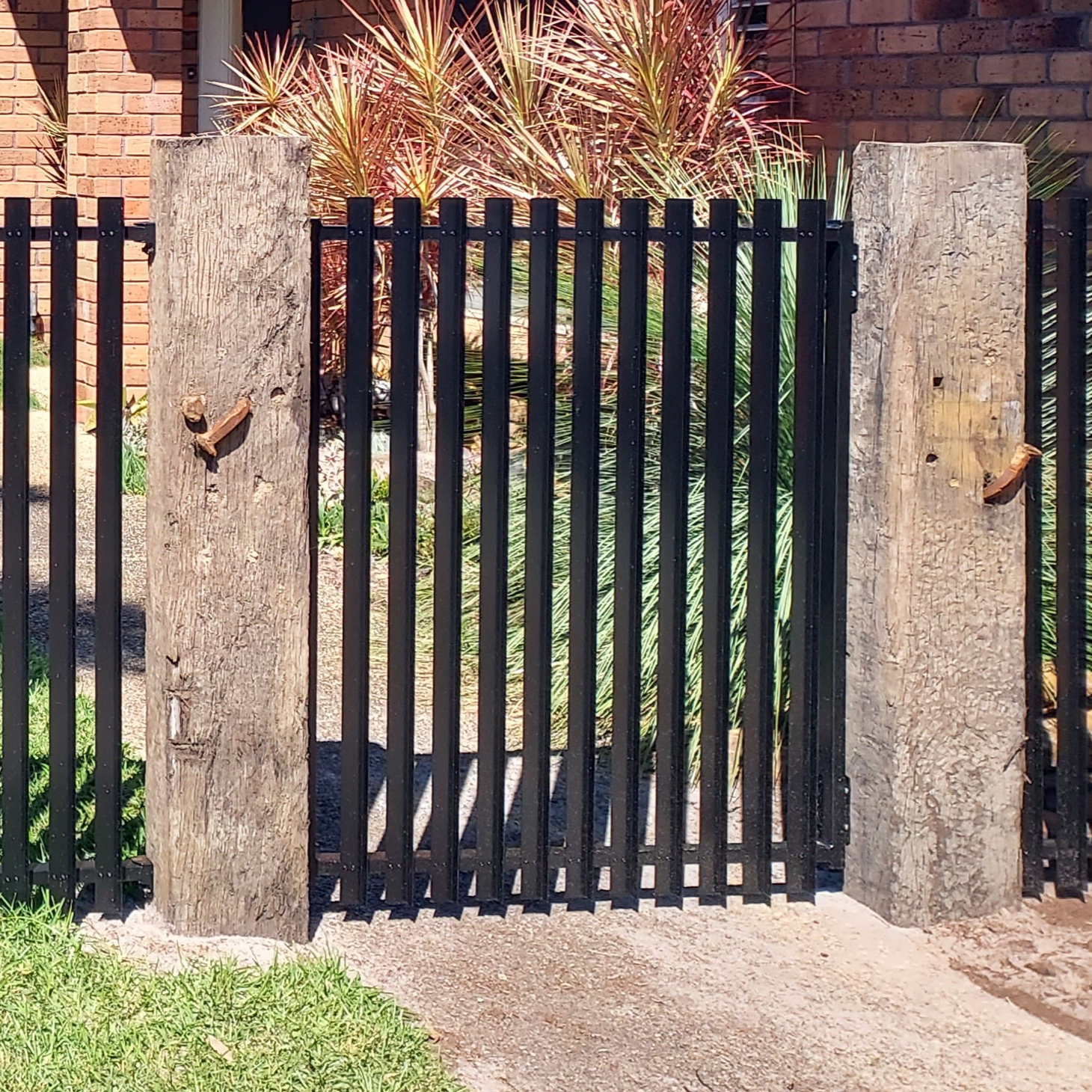 Does this vertical slat style gate come in pearl white to match the fence?